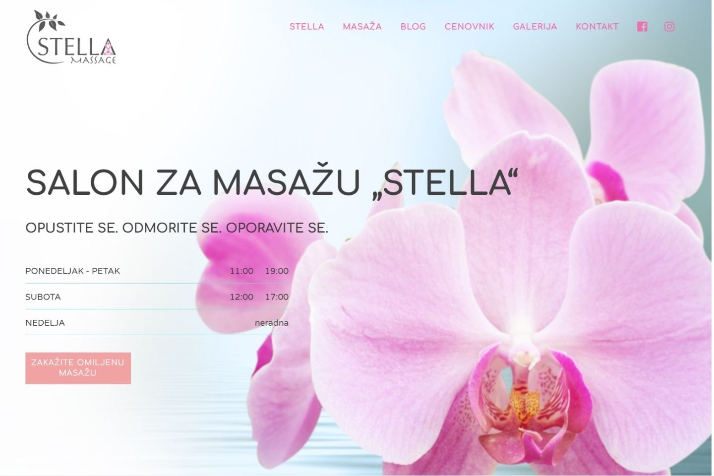 Početna stranica sajta Salona za masažu, na kome je veliki roze cvet orhideje sa desne strane a sa leve radno vreme salona.